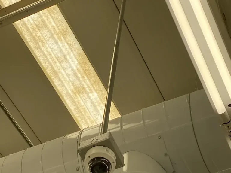 Cámara domo instalada en la estructura de una bodega