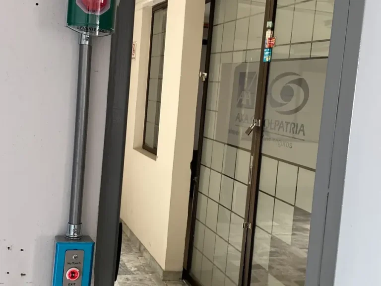 Puerta con cerradura magnética, botón de salida y pulsador de emergencia