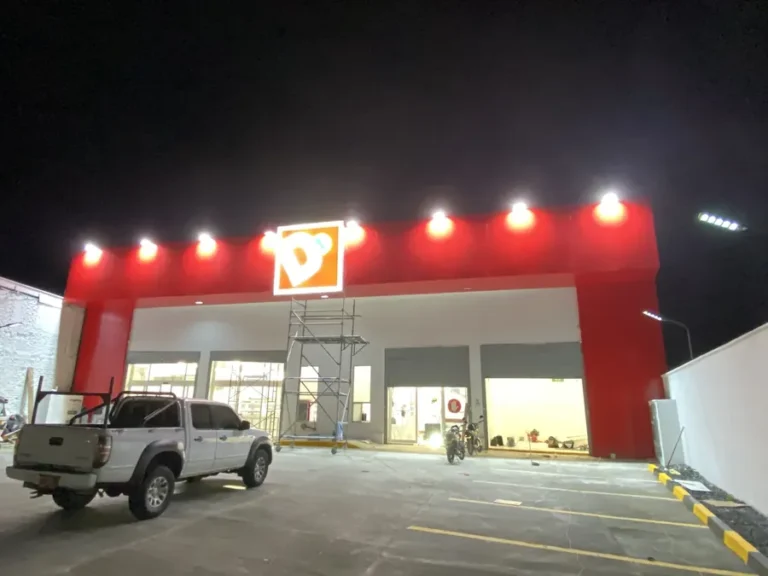 Fachada de tienda iluminada al terminar la obra eléctrica