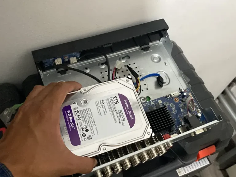 Instalación de disco de videovigilancia en un grabador