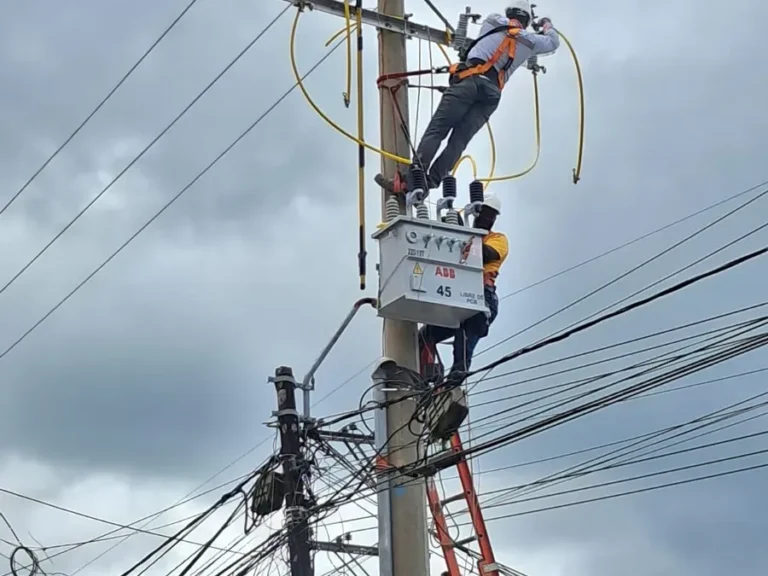 Cuadrilla instalando un transformador en poste