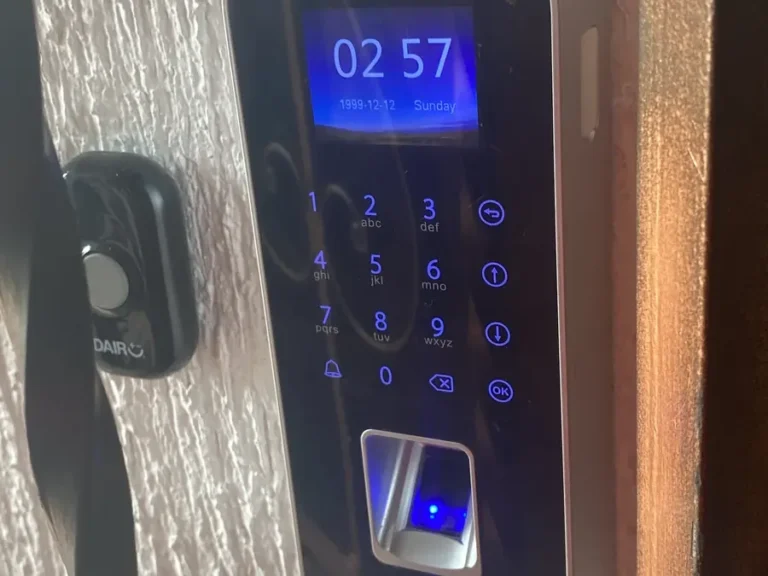Lector biométrico con teclado instalado en el acceso de una oficina