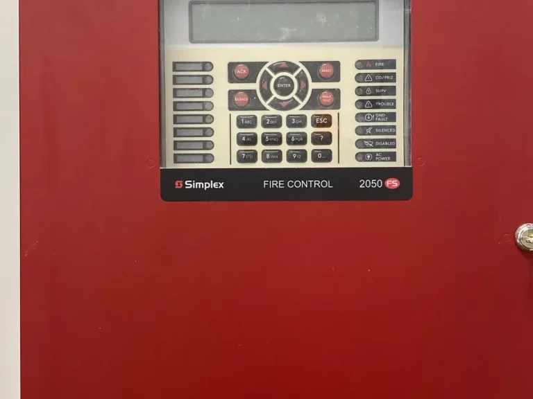 Panel de control de incendios instalado en muro