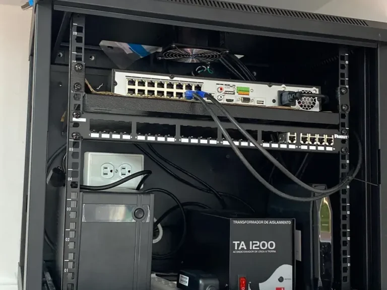 Rack de comunicaciones con patch panel, switch PoE y UPS