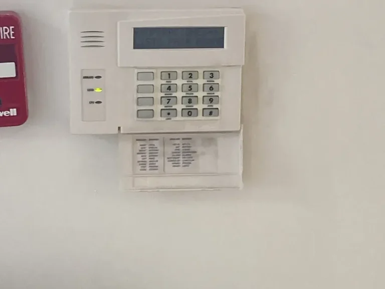 Teclado de alarma de intrusión instalado en pared