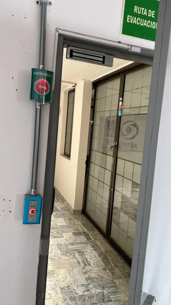 Puerta con cerradura magnética, botón de salida y pulsador de emergencia