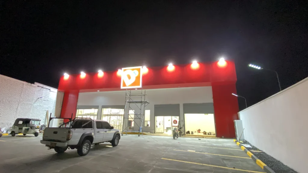 Fachada de tienda iluminada al terminar la obra eléctrica