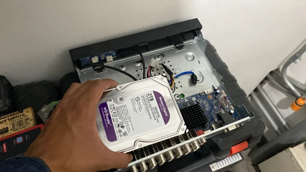 Instalación de disco de videovigilancia en un grabador