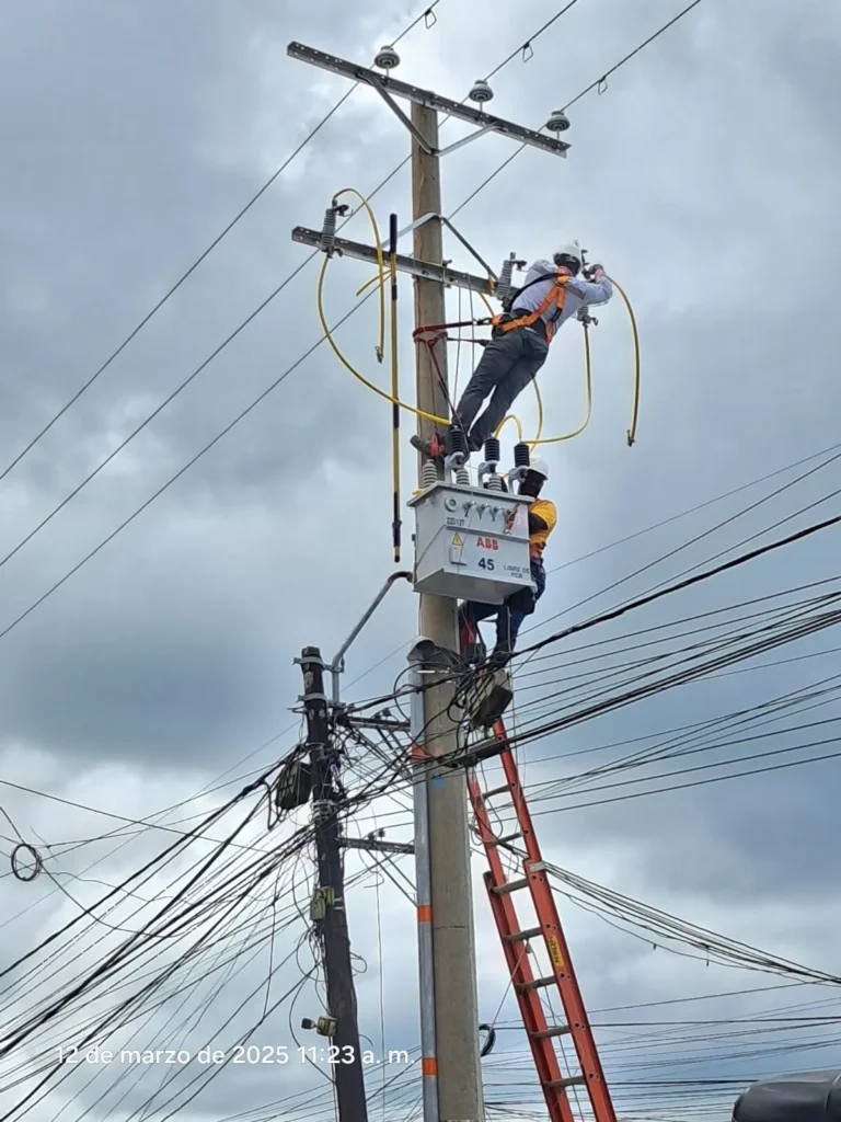 Cuadrilla instalando un transformador en poste