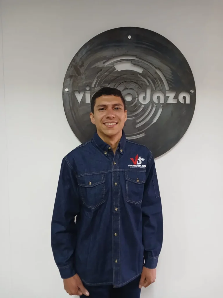 Integrante del equipo de Videodaza SAS en la oficina de Pereira