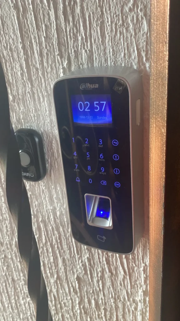 Lector biométrico con teclado instalado en el acceso de una oficina