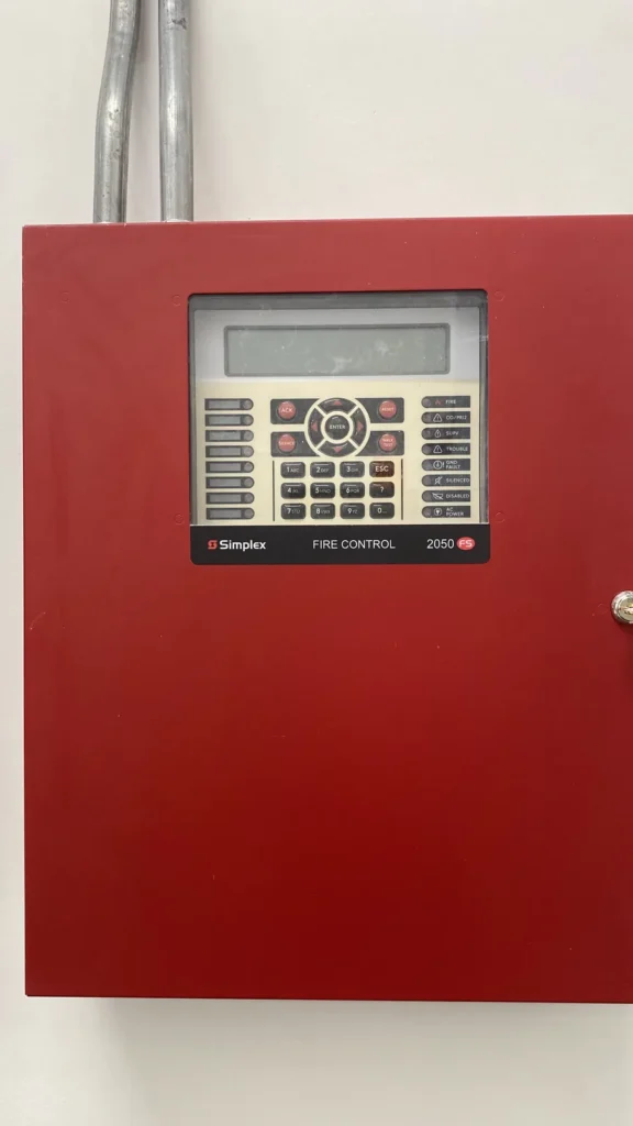 Panel de control de incendios instalado en muro