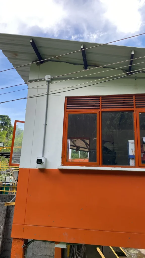 Caseta de portería con cámara y canalización instaladas