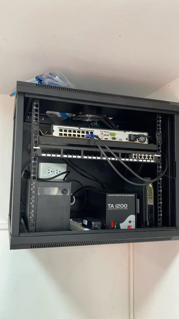 Rack de comunicaciones con patch panel, switch PoE y UPS