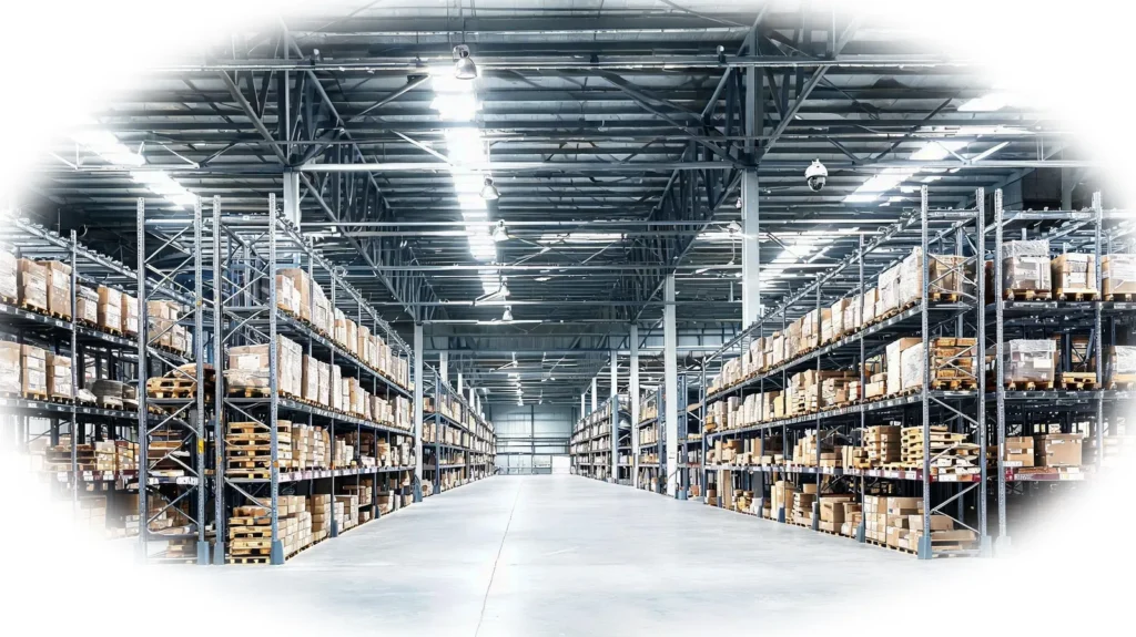 Bodega logística con estantería alta y cámaras de techo