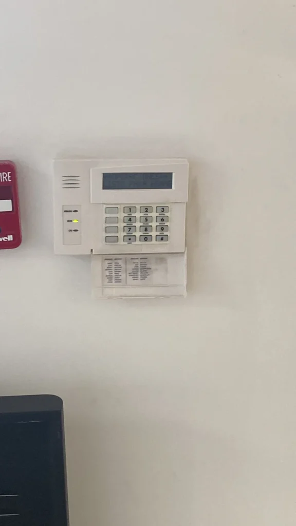 Teclado de alarma de intrusión instalado en pared